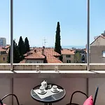 Seaview Apartment In City Centre