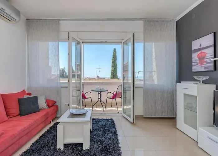 Seaview Apartment In City Centre